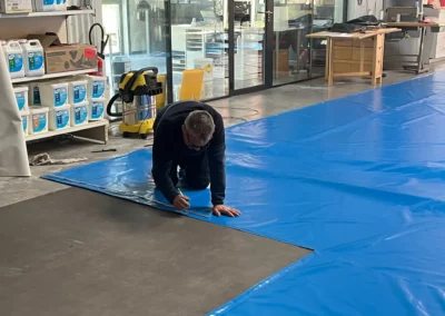 baches pro services - personne traçant des lignes sur une bâche